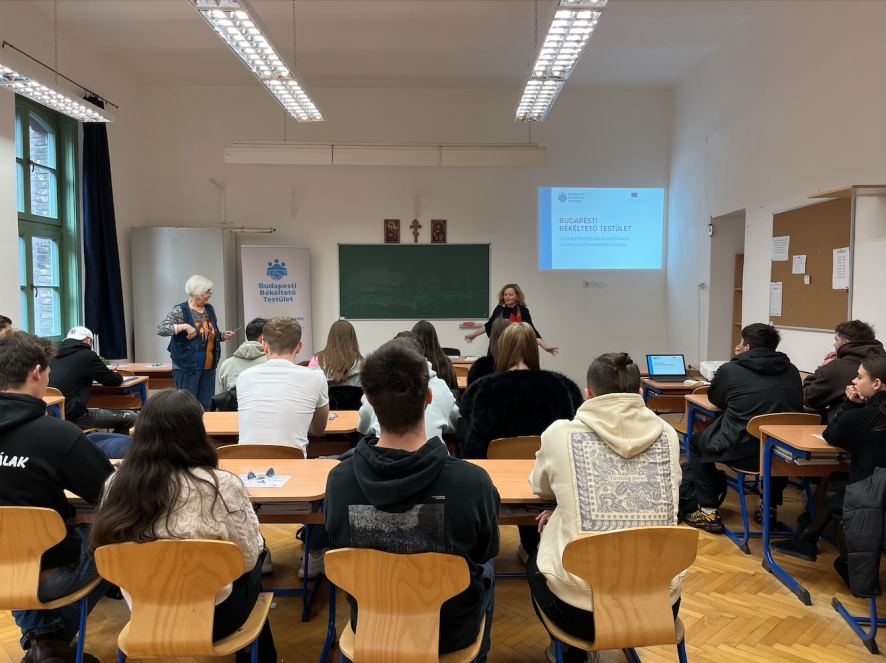 Fogyasztóvédelmi előadás a Szent Anna Görögkatolikus Gimnázium és Technikumban Dr. Világos Beáta, a Budapesti Békéltető Testület hivatalvezetője fogyasztóvédelmi előadás tart a Szent Anna Görögkatolikus Gimnázium és Technikum diákjainak