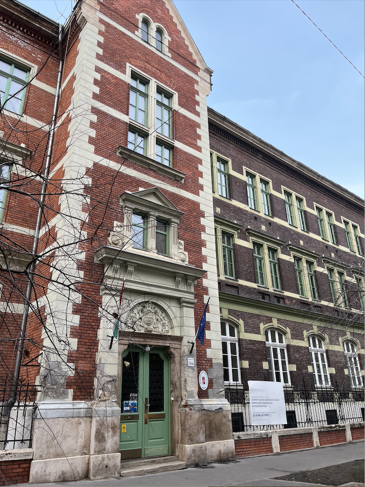 Az online vásárlás veszélyei A Szent Anna Görögkatolikus Gimnázium és Technikum homlokzata