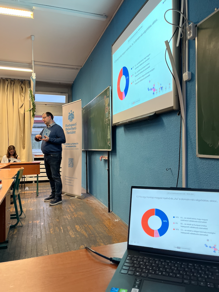 Milyen veszélyeket rejt az online vásárlás? Dr. Geönczeöl Csaba, a Budapesti Békéltető Testület tagja előadást tart a Budapesti Műszaki Szakképzési Centrum Neumann János Informatikai Technikum diákjainak