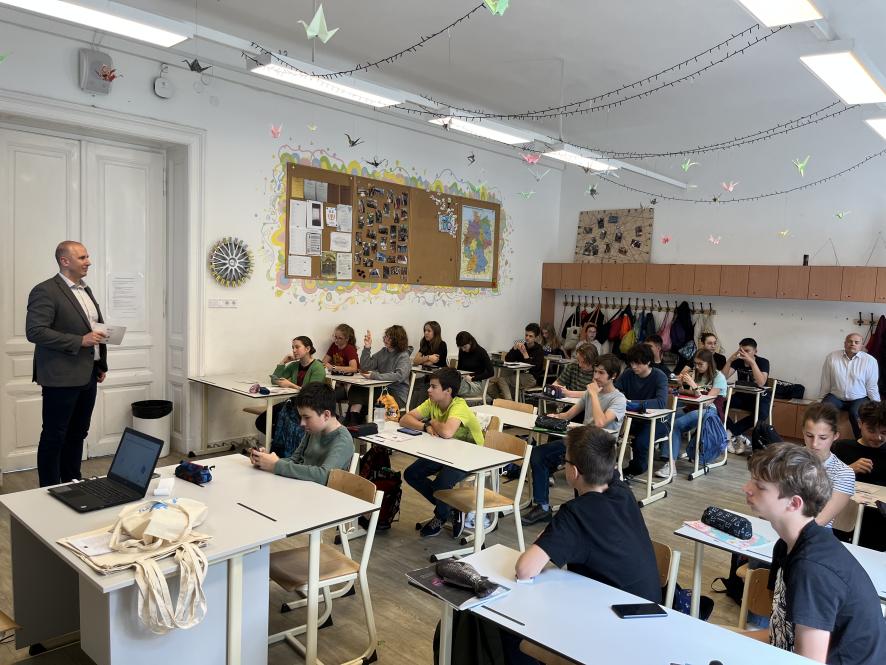 A Budapesti Békéltető Testület az ELTE Trefort Ágoston Gyakorló Gimnázium diákjainak tartott interaktív fogyasztóvédelmi előadást a FAIRCOMADR projekt keretében. A játékos, kvízalapú program célja a tudatos fogyasztói magatartás és a fiatalok fogyasztói jogismeretének erősítése volt.