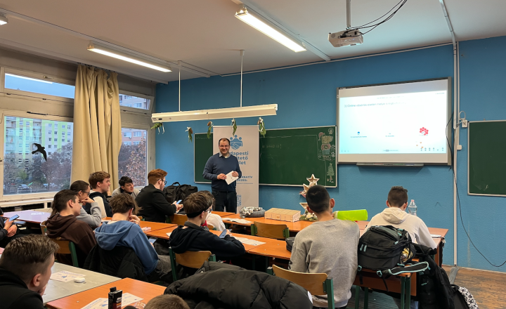 Dr. Geönczeöl Csaba, a Budapesti Békéltető Testület tagja előadást tart a Budapesti Műszaki Szakképzési Centrum Neumann János Informatikai Technikum diákjainak