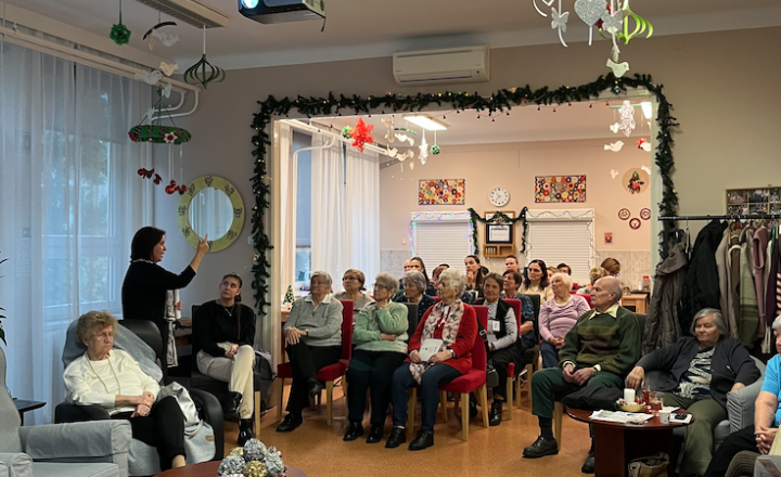 Dr. Farkas Éva fogyasztóvédelmi előadását tartja az Újbudai Szociális Szolgálat közösségi helyiségében