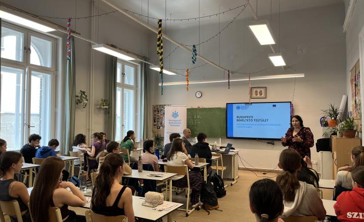 A Budapesti Békéltető Testület az ELTE Trefort Ágoston Gyakorló Gimnázium diákjainak tartott interaktív fogyasztóvédelmi előadást a FAIRCOMADR projekt keretében.
